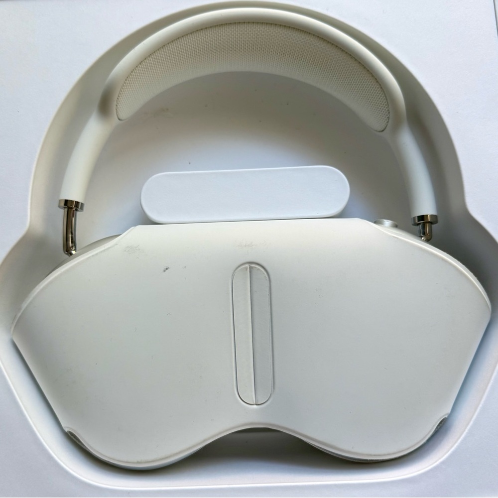 Apple AirPods Max is Silver, some minor scratches, worn less than a dozen times. - Picture 4 of 6